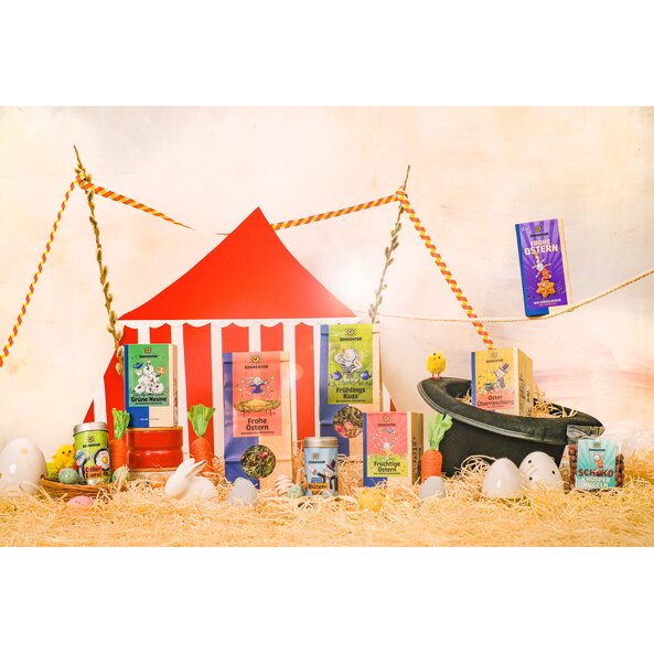 Foto mit allen Osterprodukten in Mitten von Osterdekoraktion und einer Zirkuswelt.